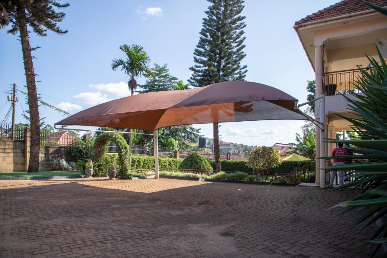 Fred And Winnie Bnb Kampala Esterno foto