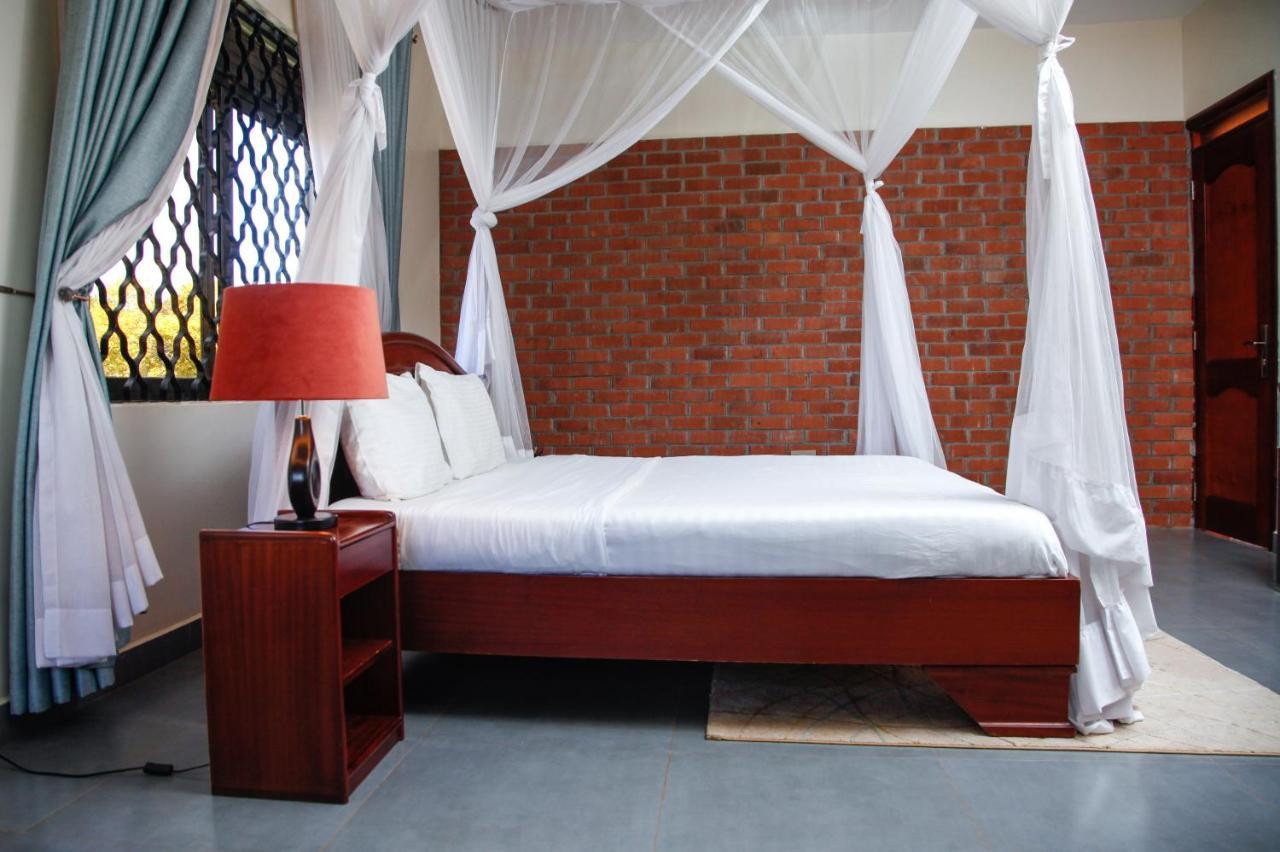 Fred And Winnie Bnb Kampala Esterno foto