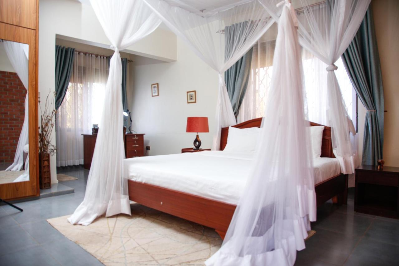Fred And Winnie Bnb Kampala Esterno foto