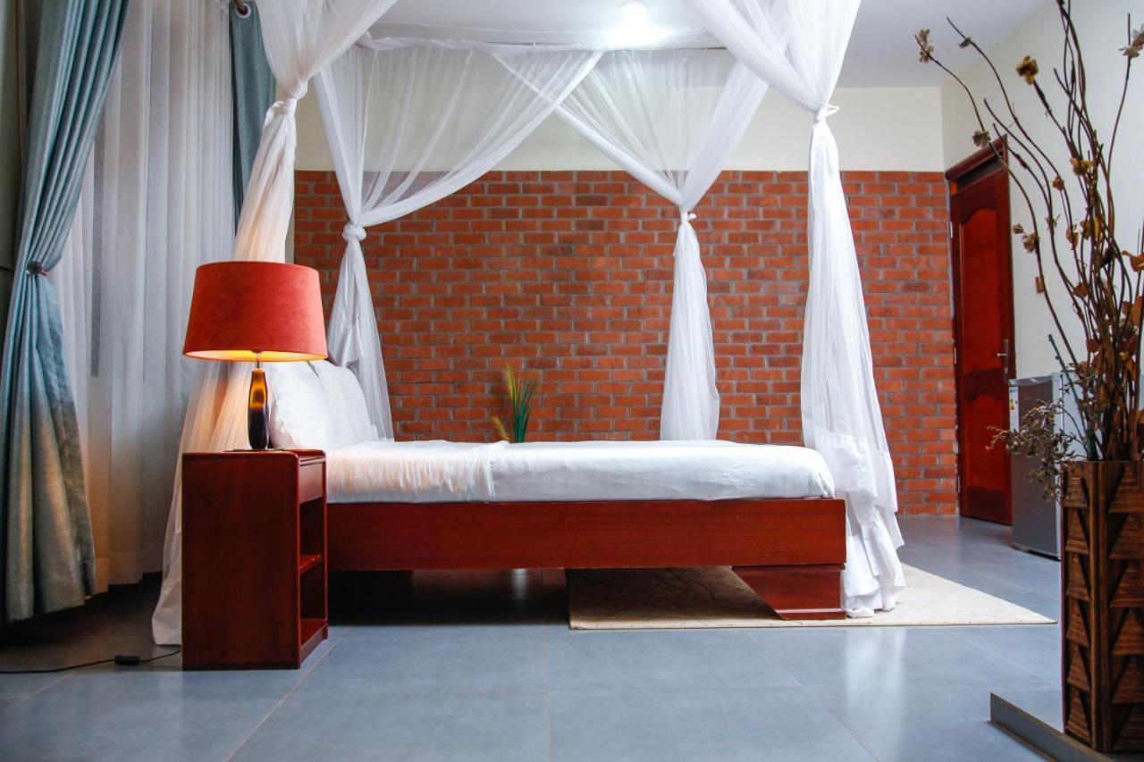 Fred And Winnie Bnb Kampala Esterno foto