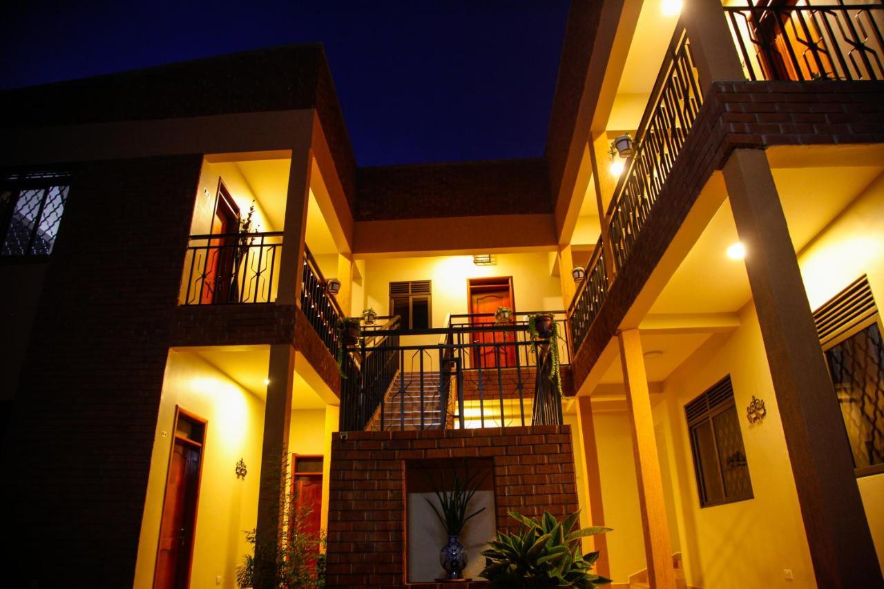 Fred And Winnie Bnb Kampala Esterno foto